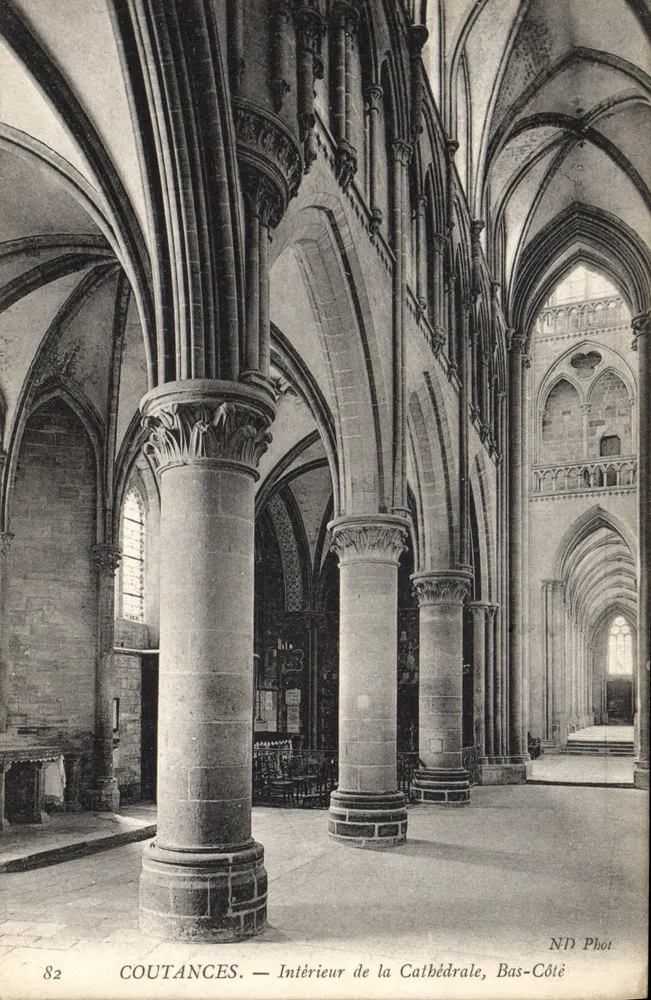 COUTANCES — Interior da Catedral, Bas-Côté — ND Fot, n°82 - Frente