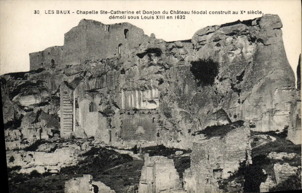 Les Baux - Kapelle Sainte-Catherine und Bergfried des feudalen Schlosses, errichtet im 10. Jahrhundert, zerstört unter Ludwig XIII. im Jahr 1632 - Vorderseite