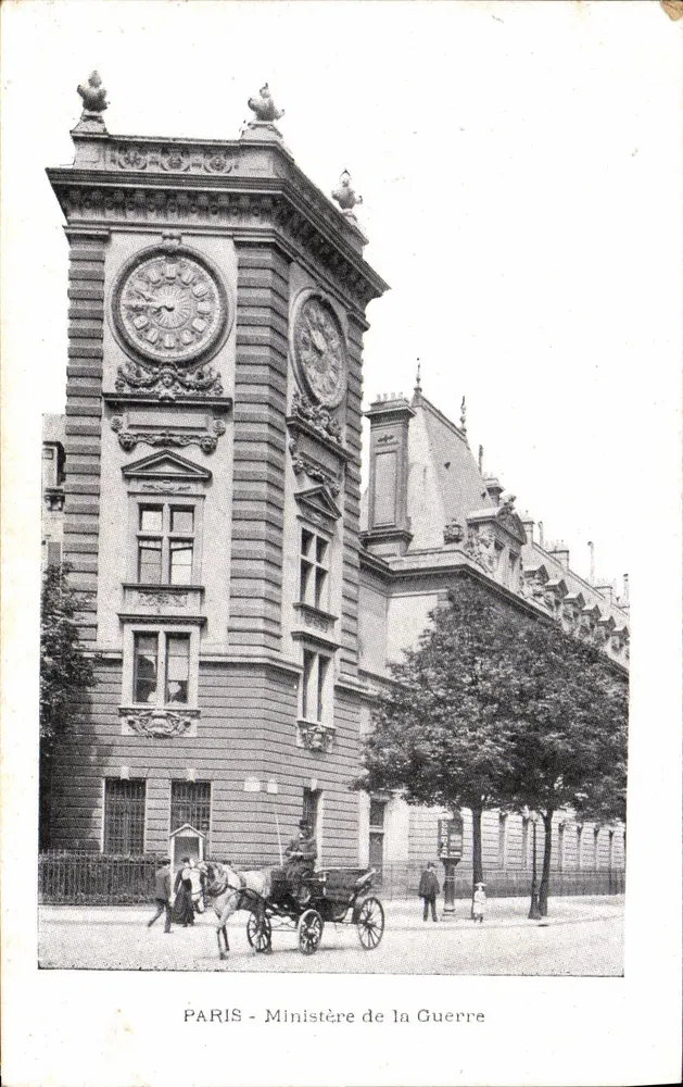 Paris - Ministério da Guerra — torre do relógio decorada, com carruagem e pedestres - Frente