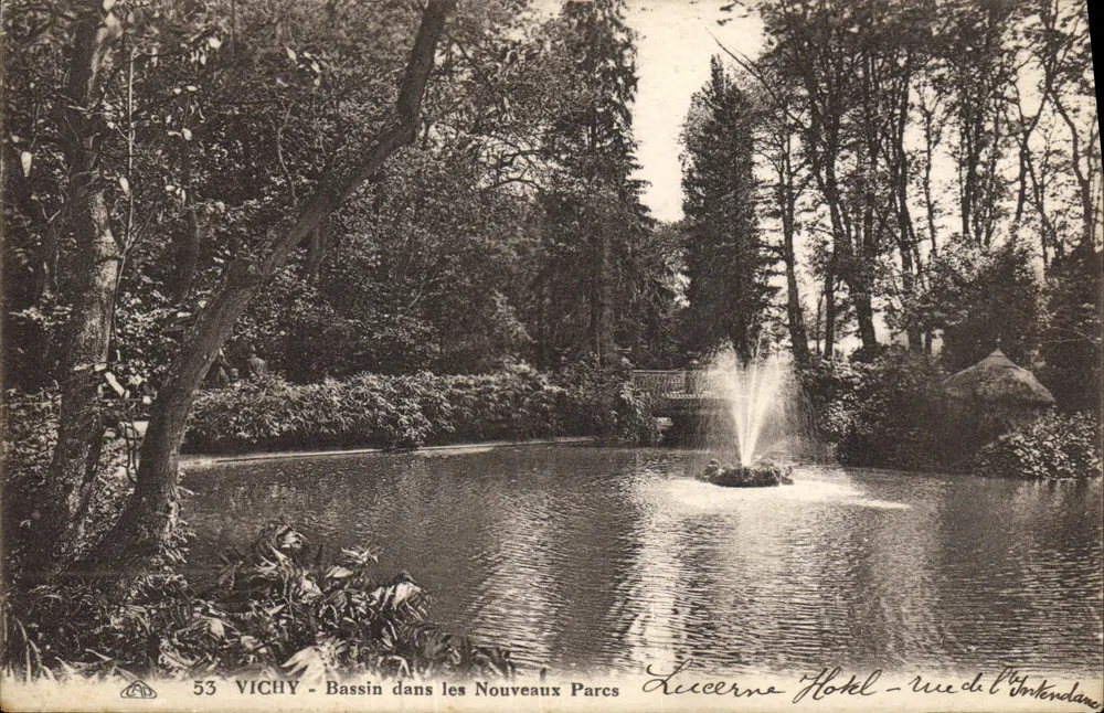 Vichy - Bassin in den Neuen Parks — Hotel Lucerne, rue de l'Intendant - Vorderseite