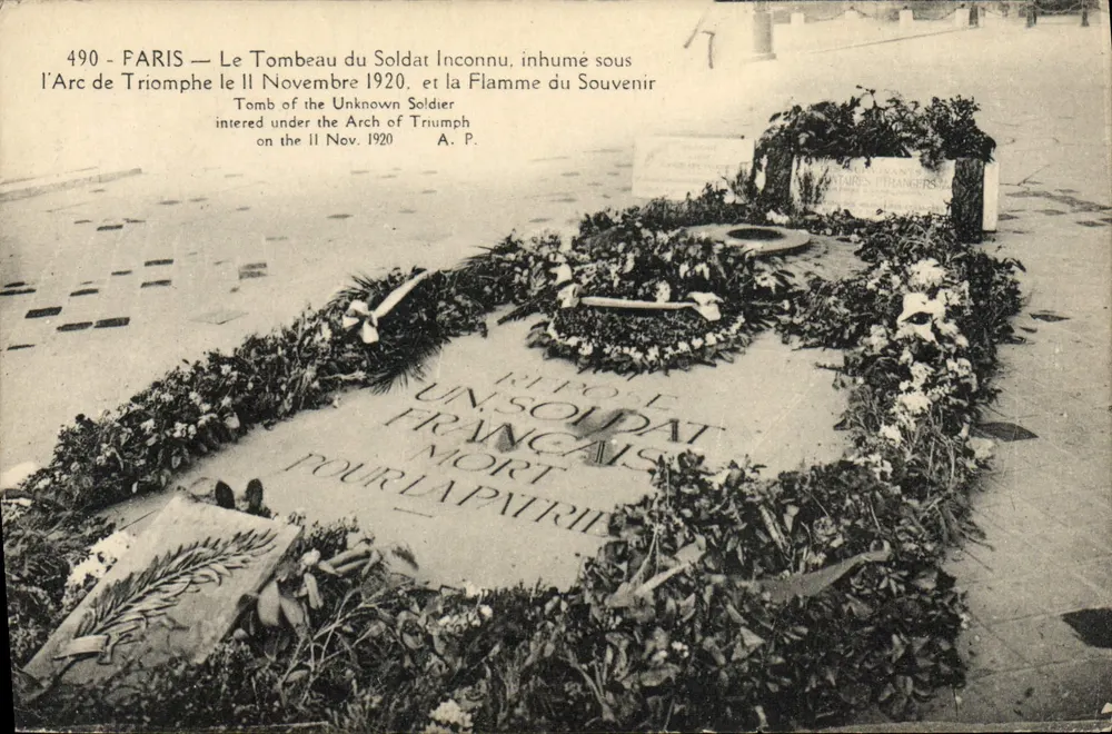 Paris — Der Grabstein des Unbekannten Soldaten, begraben unter dem Triumphbogen am 11. November 1920 — A. P. - Vorderseite