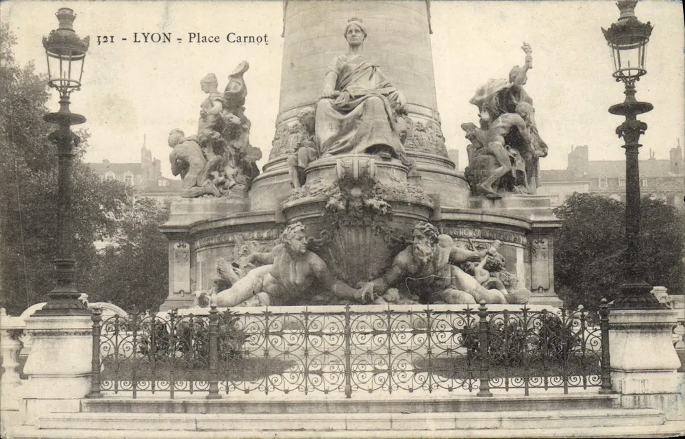 LYON - Praça Carnot — Monumento com estátua central e grupos escultóricos — editor n° 121 - Frente