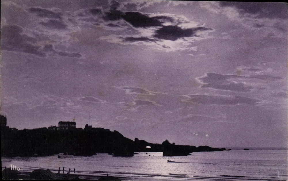 Biarritz (Costa Basca) — Grande Praia - Contra-luz, mar calmo — Bloc frères, Bordeaux - Frente