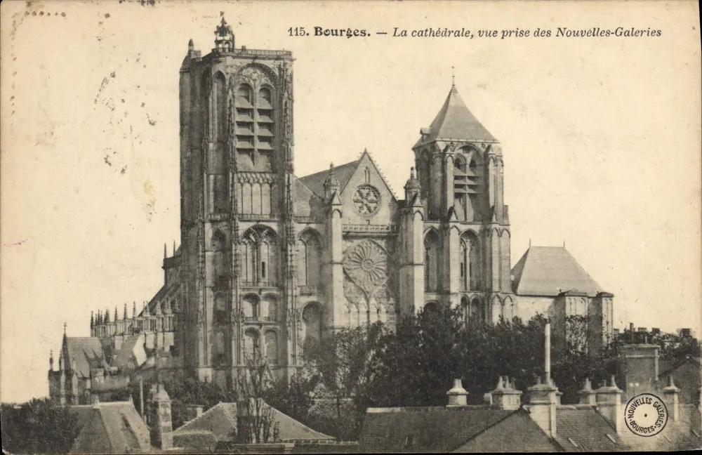 Bourges — Die Kathedrale, Ansicht aus den Nouvelles-Galeries — Nouvelles-Galeries - Vorderseite