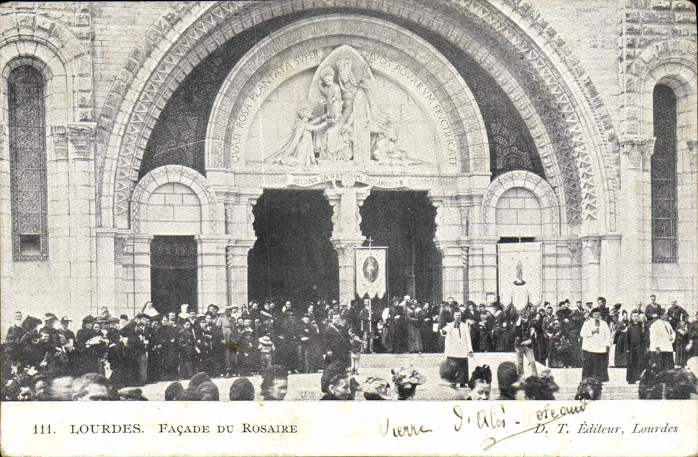 Lourdes. Fachada do Rosário — D. T. Editora, Lourdes, n° 111 - Frente