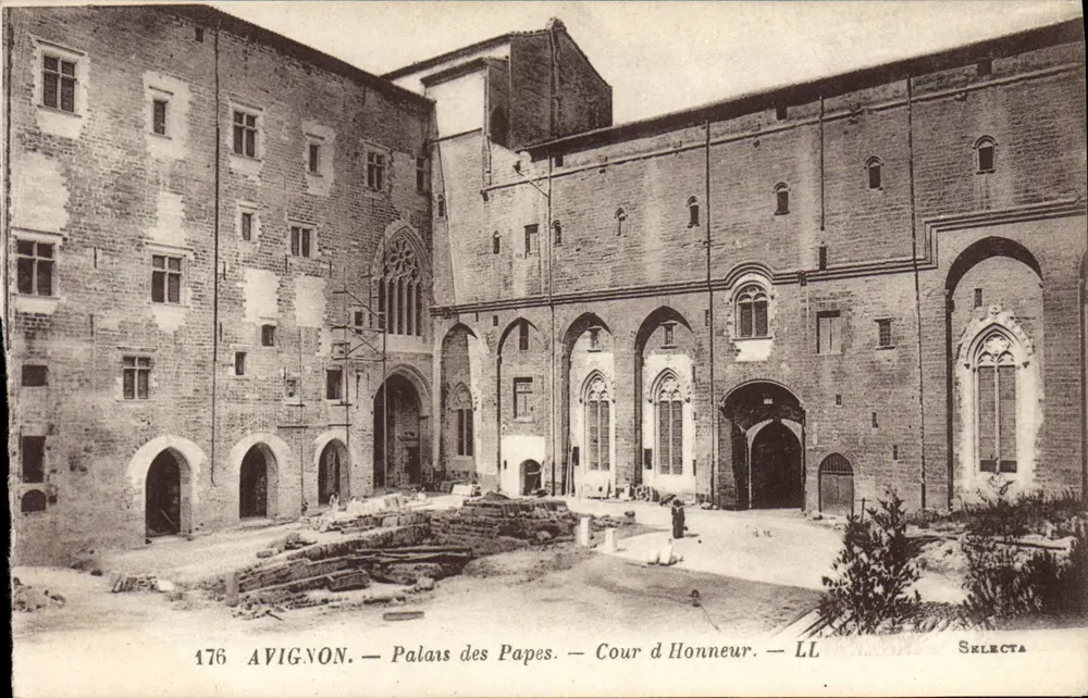 Avignon — Palácio dos Papas — Cour d'Honneur — Selecta - Frente