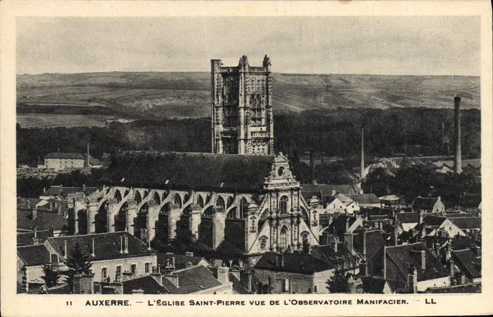 Auxerre — Die Kirche Saint-Pierre von der Manificier-Observatorium aus gesehen — LL - Vorderseite