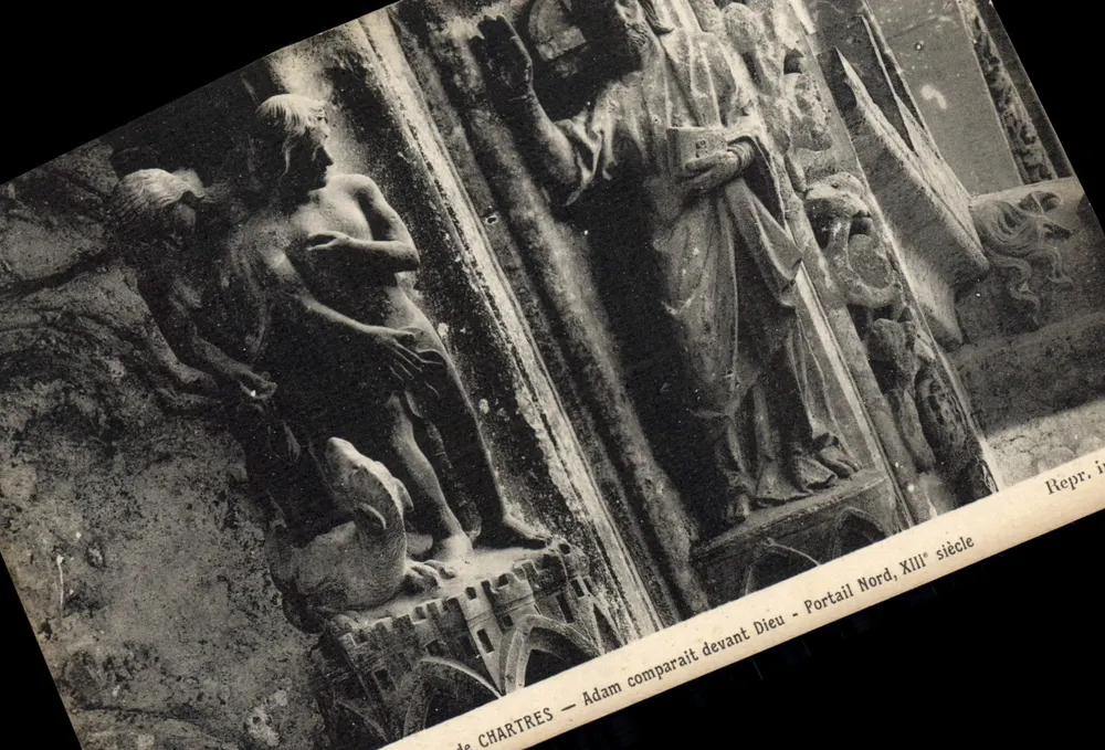 Chartres — Adam wird vor Gott verglichen — Nordportal, 13. Jahrhundert - Vorderseite