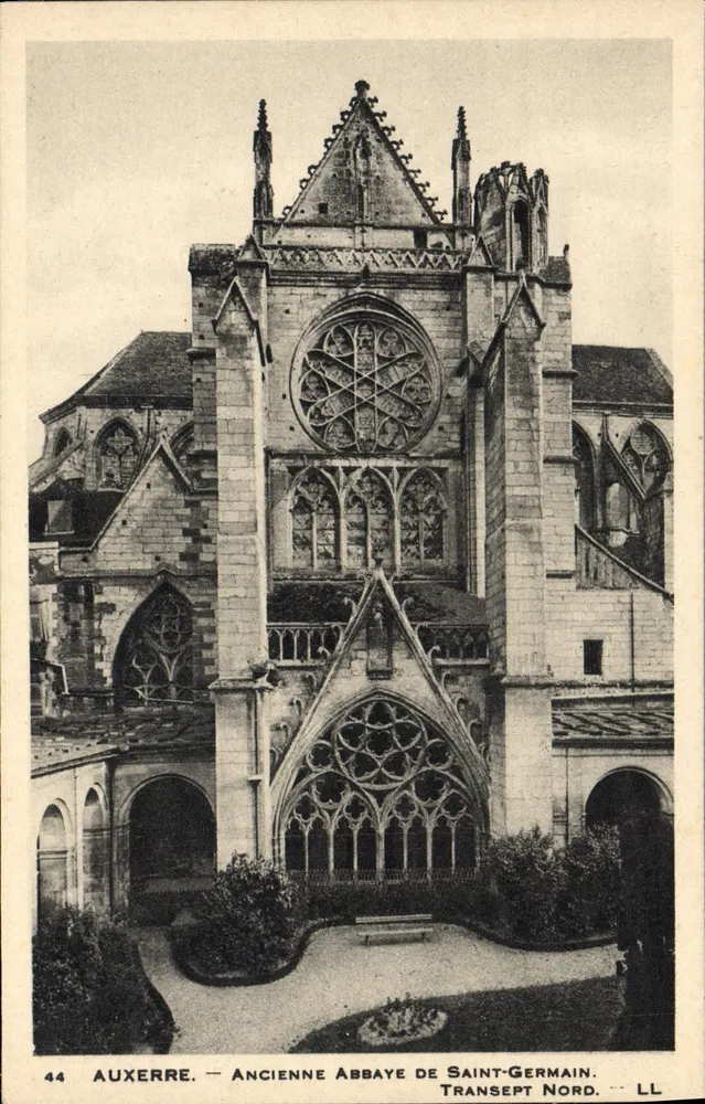Auxerre — Antiga Abadia de Saint-Germain. Transepto Norte. - Frente