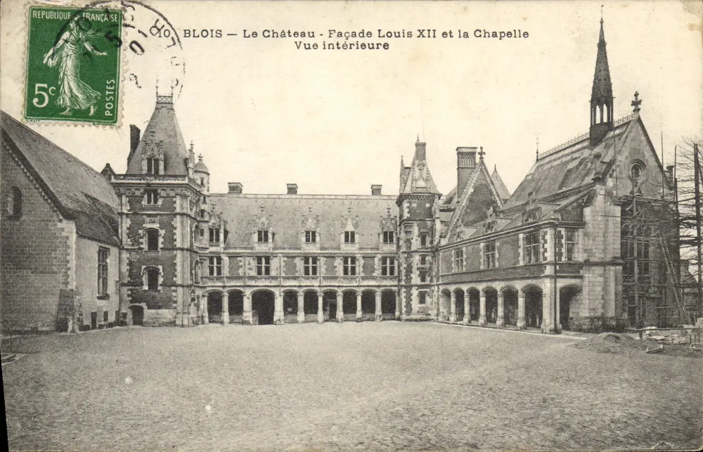 Blois — Das Schloss - Fassade Louis XII und die Kapelle - Innenansicht - Vorderseite