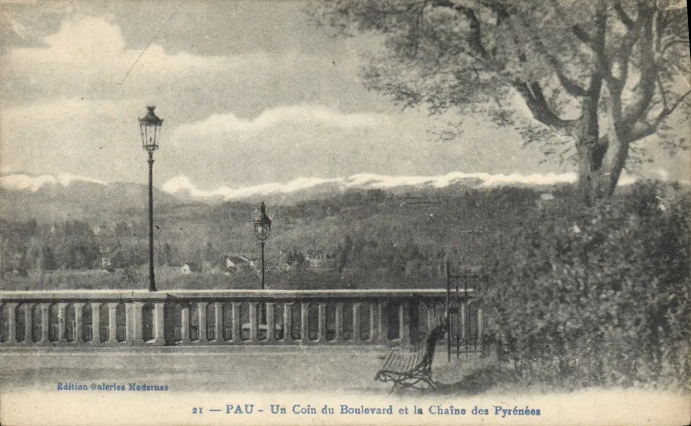 PAU - Eine Ecke des Boulevards und die Kette der Pyrenäen — Edition Galeries Modernes, n°21 - Vorderseite