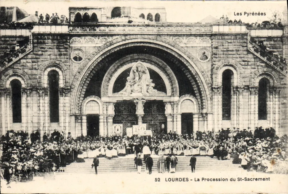 LOURDES - A Processão do Santo Sacramento — Os Pirineus, editor S. A. G. Courdes, n° 52 - Frente