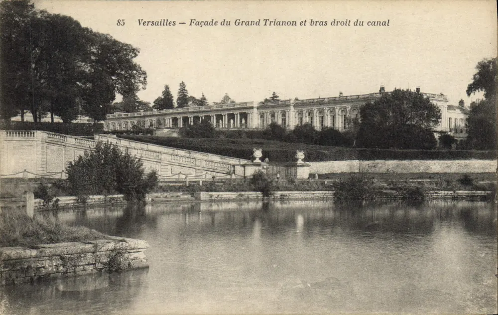 Versailles — Fassade des Grand Trianon und rechter Arm des Kanals — Verlag: Versailles, Nr. 85 - Vorderseite