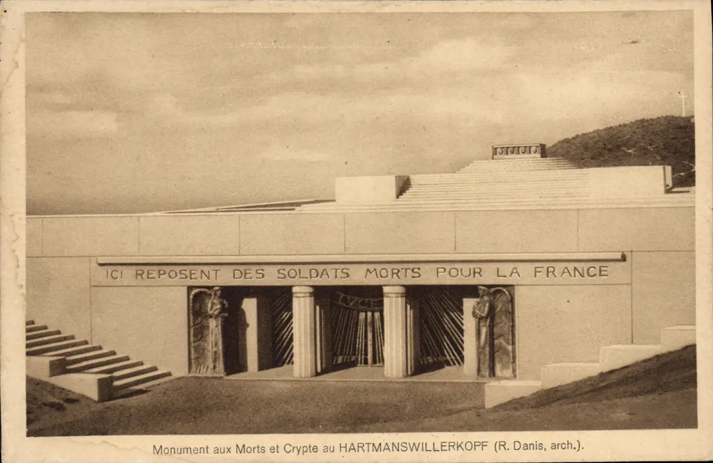 Monument aux Morts und Krypta am Hartmanswillerkopf — R. Danis, arch. - Vorderseite