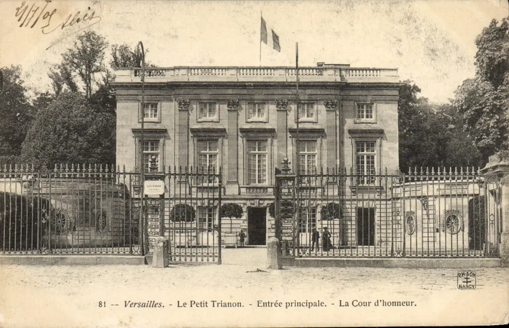 Versalhes - O Petit Trianon - Entrada principal - A Cour d'honneur - Editor Nancy - Frente
