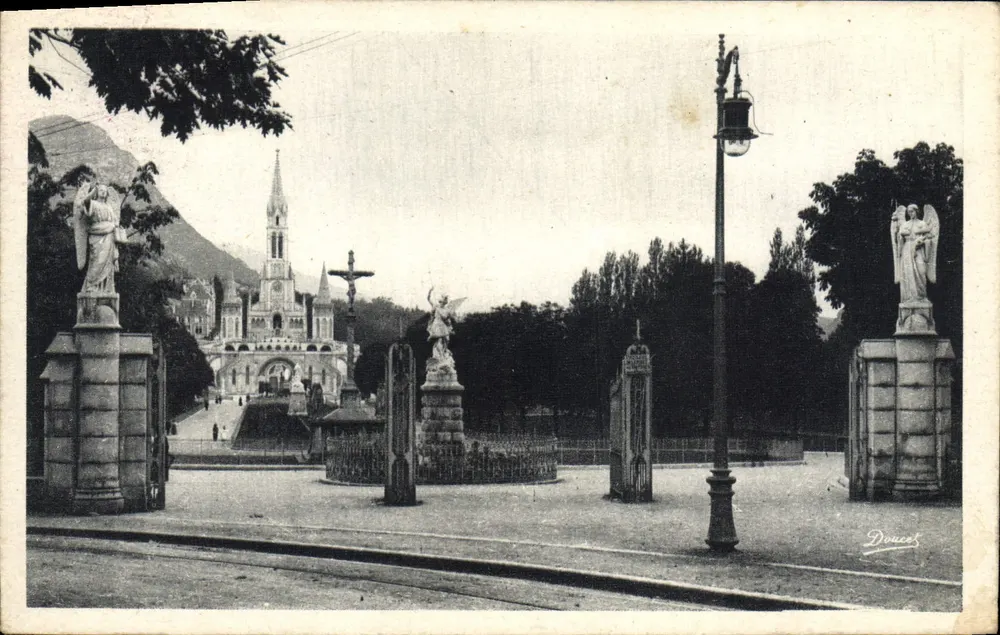 Entrada da Natividade — Lourdes — Editor Doucet, n° D65 - Frente
