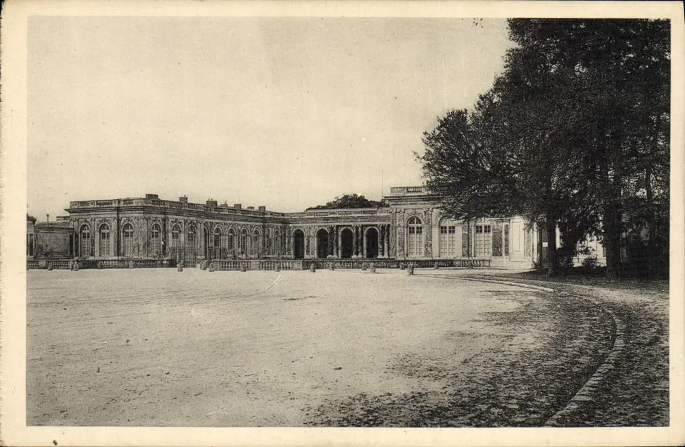 Grand Trianon — Fachada para a cour — Edição dos Museus Nacionais, n° 65 - Frente