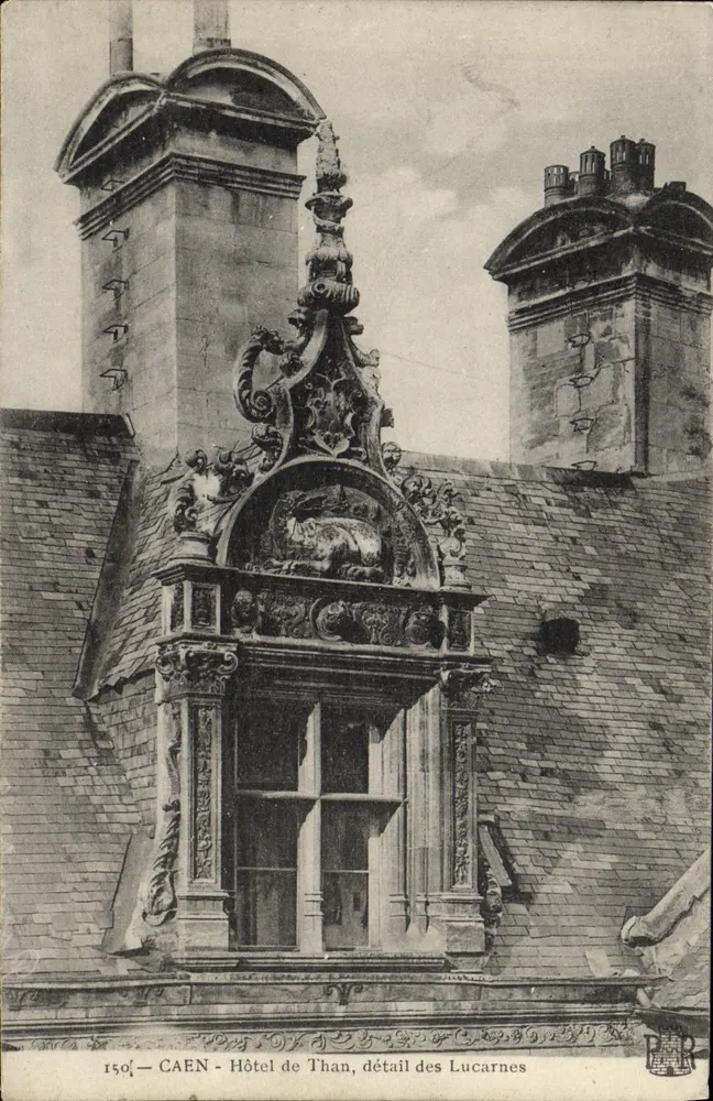 CAEN - Hotel de Than, Detail der Schieferfenster - Vorderseite