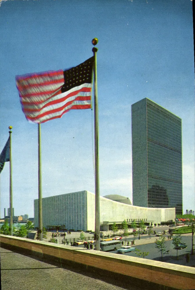 Edifícios das Nações Unidas com bandeira americana — Manhattan Post Card Pub. Co., Inc. — P11623 - Frente