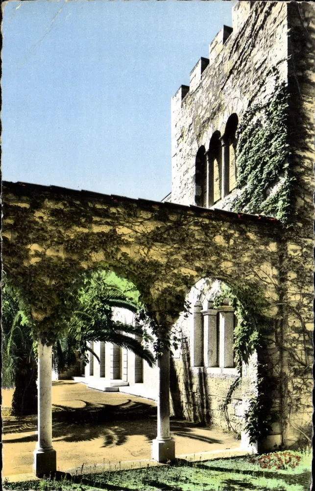 Le Château Ste-Claire — vue du jardin avec arcade et tour en pierre — Éditions S.E.P.T. 44-35 HYERES - Frente