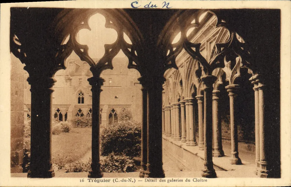 Tréguier (C.-du-N.) — Detalhe das galerias do Claustro - Frente