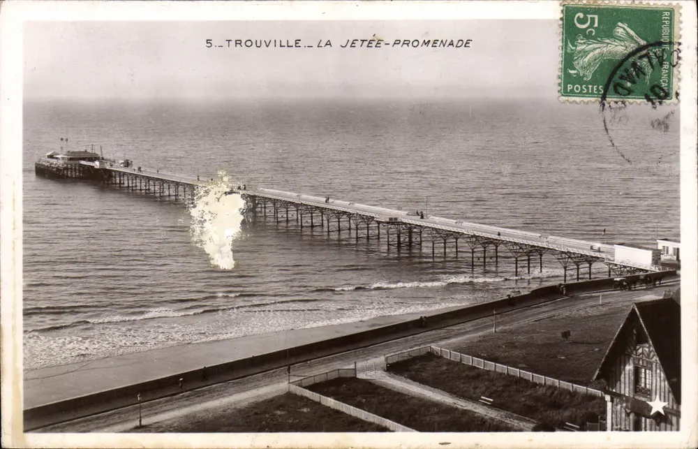 Trouville — A Ponte-Promenade — Editor Etoile, Paris, n°5 - Frente