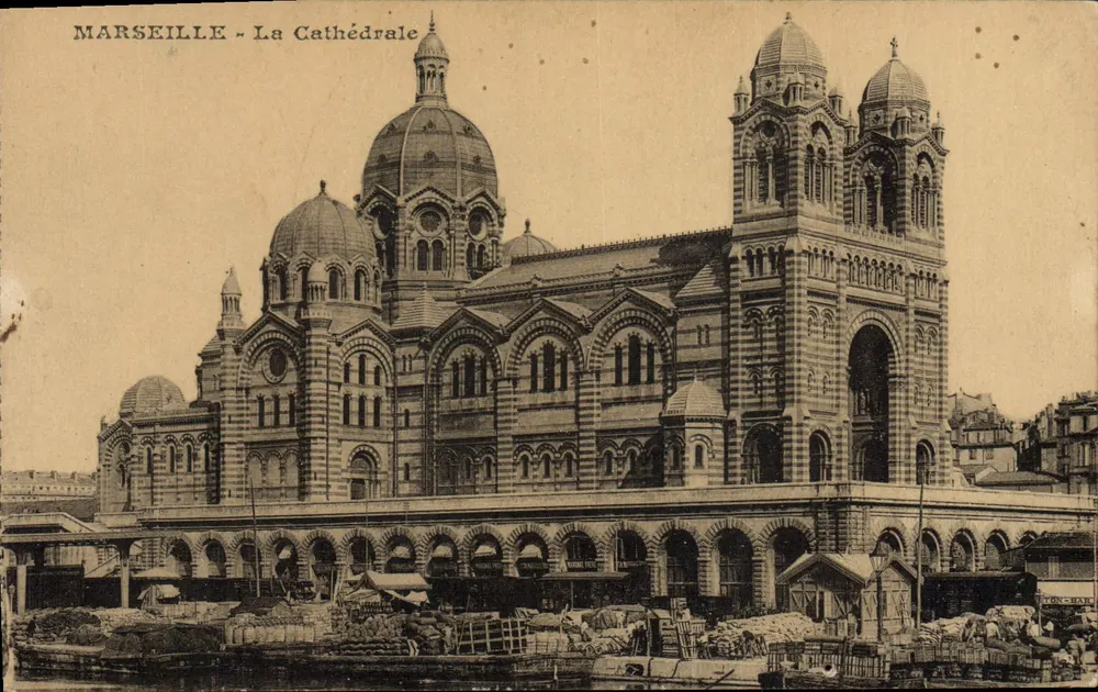 Marseille - A Catedral — vista da fachada e do porto - Frente