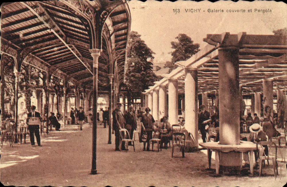 Vichy - Überdachte Galerie und Pergola — Sonderausgabe der Nouvelles Galeries - Vorderseite