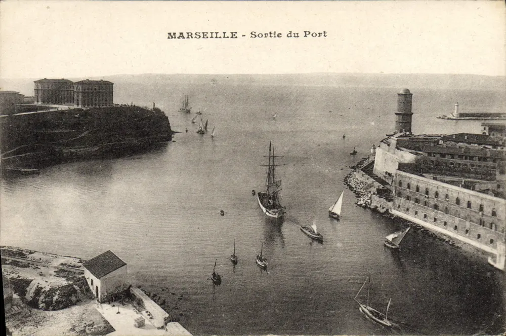 Marseille - Uitgang van de Haven — uitzicht op de haven met boten en vestingwerken - Voorkant