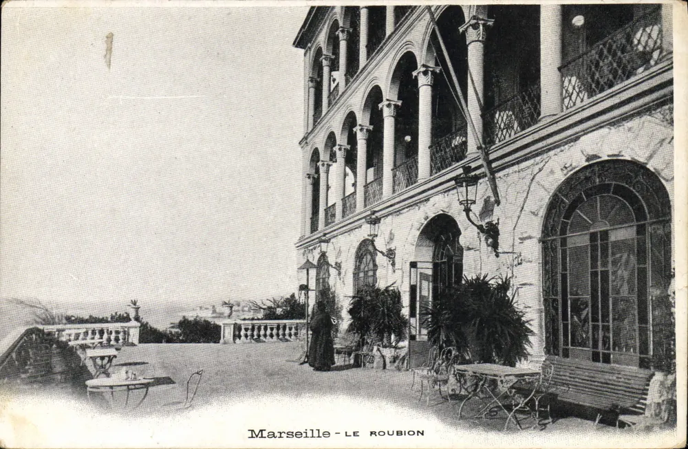 Marselha - Le Roubion — vista de um edifício com arcadas e varanda — editor não visível - Frente