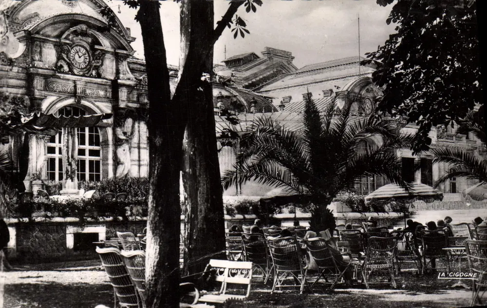 Das Casino von Vichy — Seitenansicht — La Cigogne - Vorderseite
