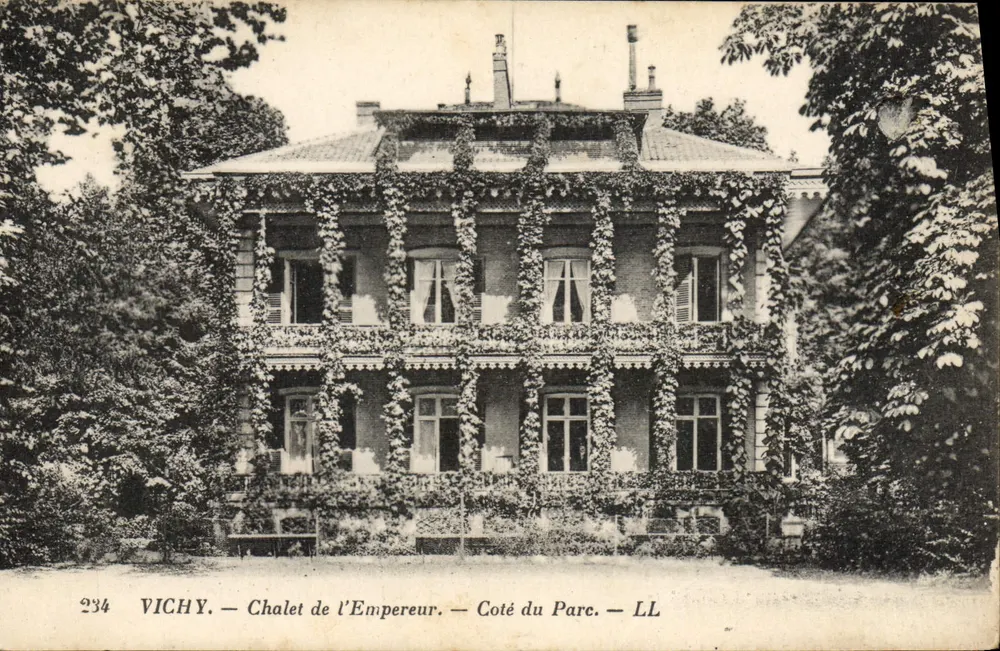 Vichy — Chalet des Kaisers — Seite des Parks — LL - Vorderseite