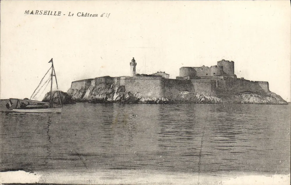 Marselha - O Castelo de If — visão do castelo e do farol na ilha, com barco em primeiro plano - Frente