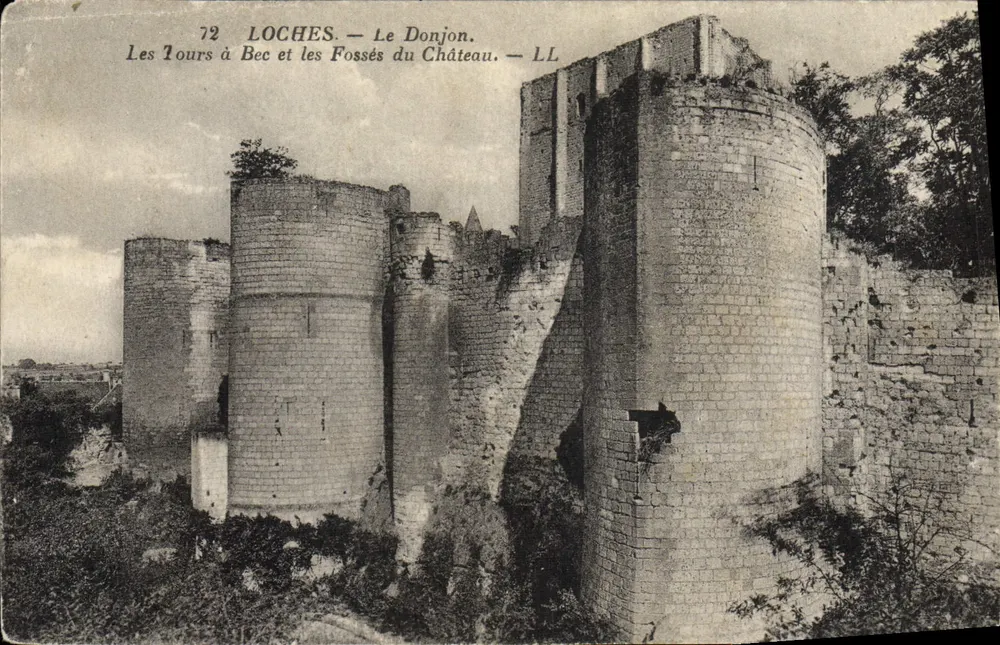 Loches — Der Bergfried. Die runden Türme und die Gräben des Schlosses — LL - Vorderseite