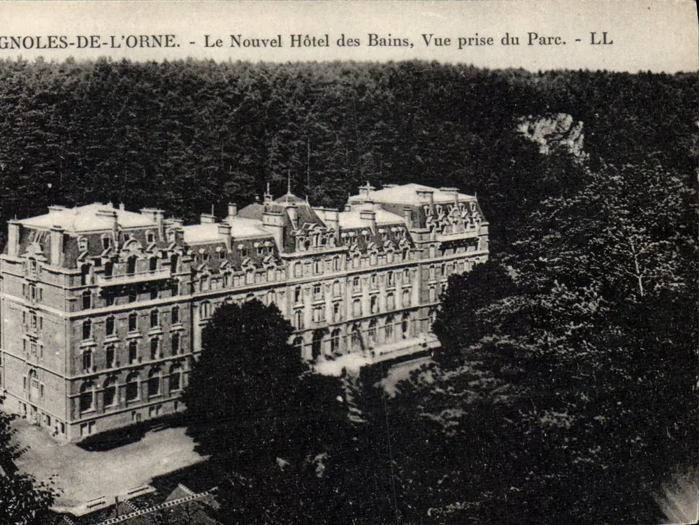 Magnolés-de-l'Orne — Das Neue Badehotel, Aufnahme vom Park — LL - Vorderseite