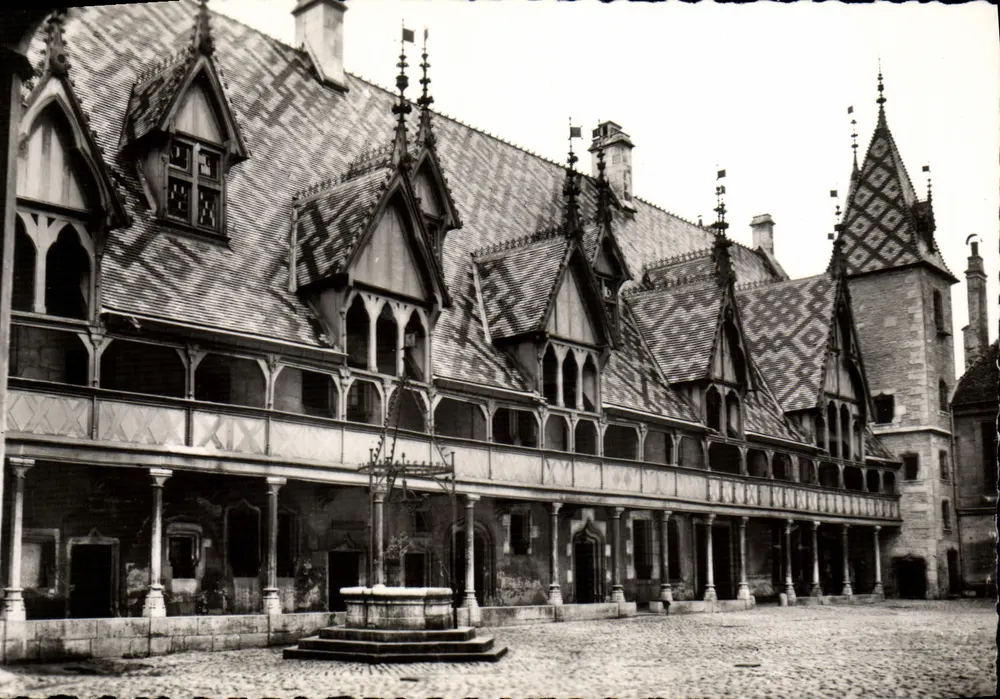 Beaune (Côte-d'Or) — Hotel Dieu (construído em 1443) — A Cour de Honra — Combier (Sul-e-Leste) - Frente