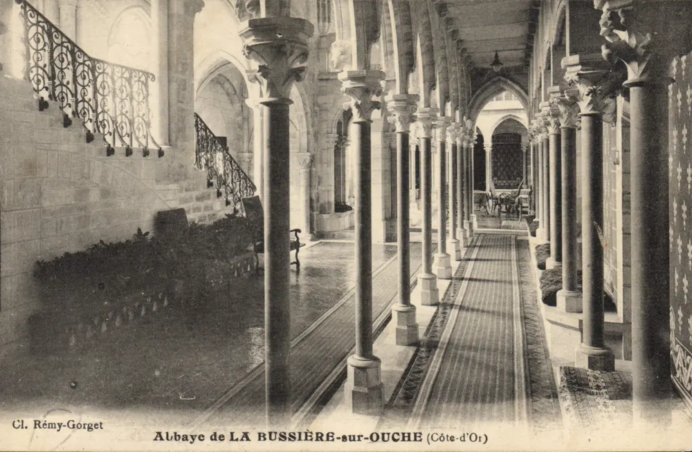Abadia de La Russière-sur-Ouche — corredor e escada — Cl. Rémy-Gorget - Frente