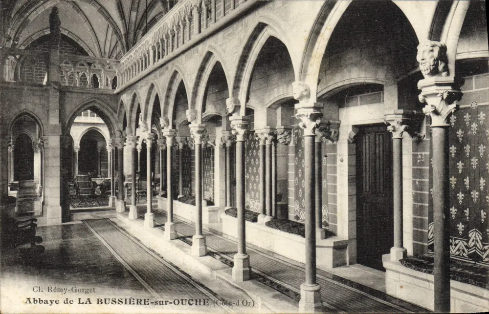 Abadia de LA BUSSIÈRE-sur-OUCHE — Cour interior com arcadas e capiteis esculpidos — Cl. Rémy-Gorget - Frente
