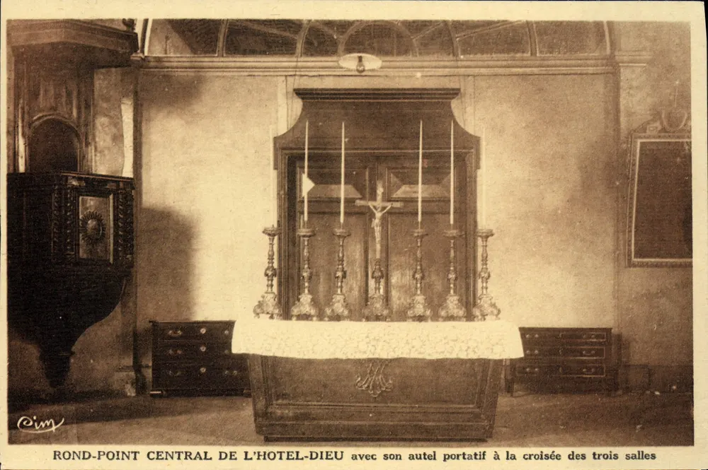 Ponto central do Hôtel-Dieu com seu altar portátil na interseção das três salas — Cim - Frente