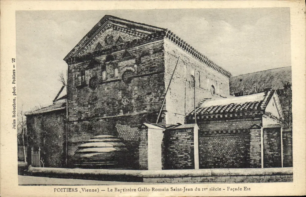 Poitiers (Vienne) — Der gallo-römische Baptistertum Saint-Jean des 4. Jahrhunderts — Ostfassade — Jules Robuchon, fot. Poitiers - 27 - Vorderseite