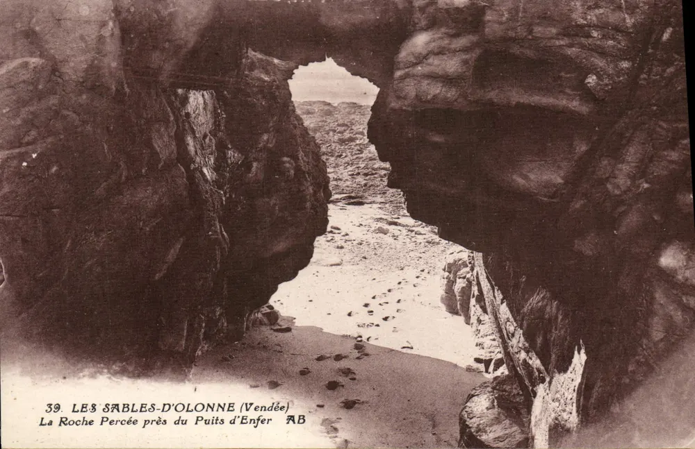 Les Sables-d'Olonne (Vendée) — La Roche Percée perto do Puits d'Enfer — Fototipia A. Bihel, Angers - Frente