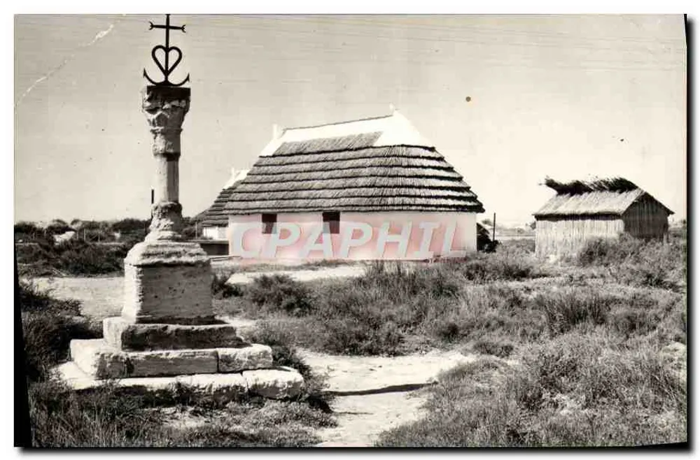 La Croix des Marines — croix de pierre ornée d'un ancre et d'une croix, devant une maison à toit de chaume — Éditions des Frères Lumière, Lyon - Frente