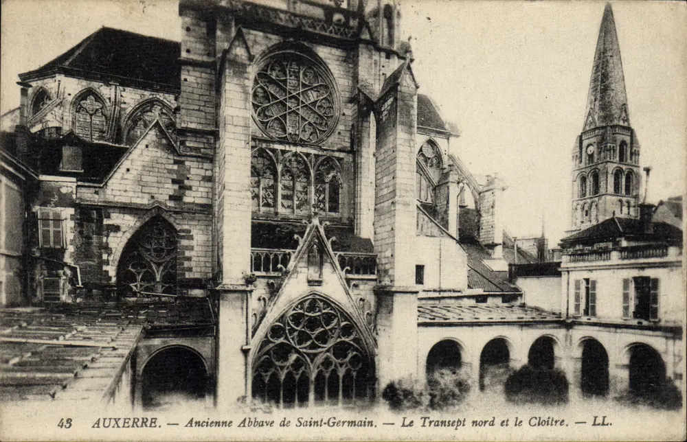 Auxerre — Ehemalige Abtei Saint-Germain — Der nördliche Querarm und der Cloister — LL. - Vorderseite