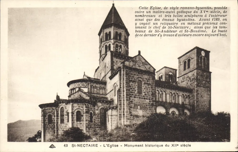 St-Nectaire - A Igreja - Monumento histórico do século XII - Frente