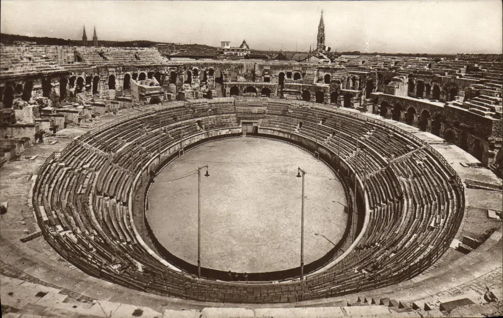 Nîmes — Vista interna das Arênes — Editor Lévy & Neudela, Paris - Frente