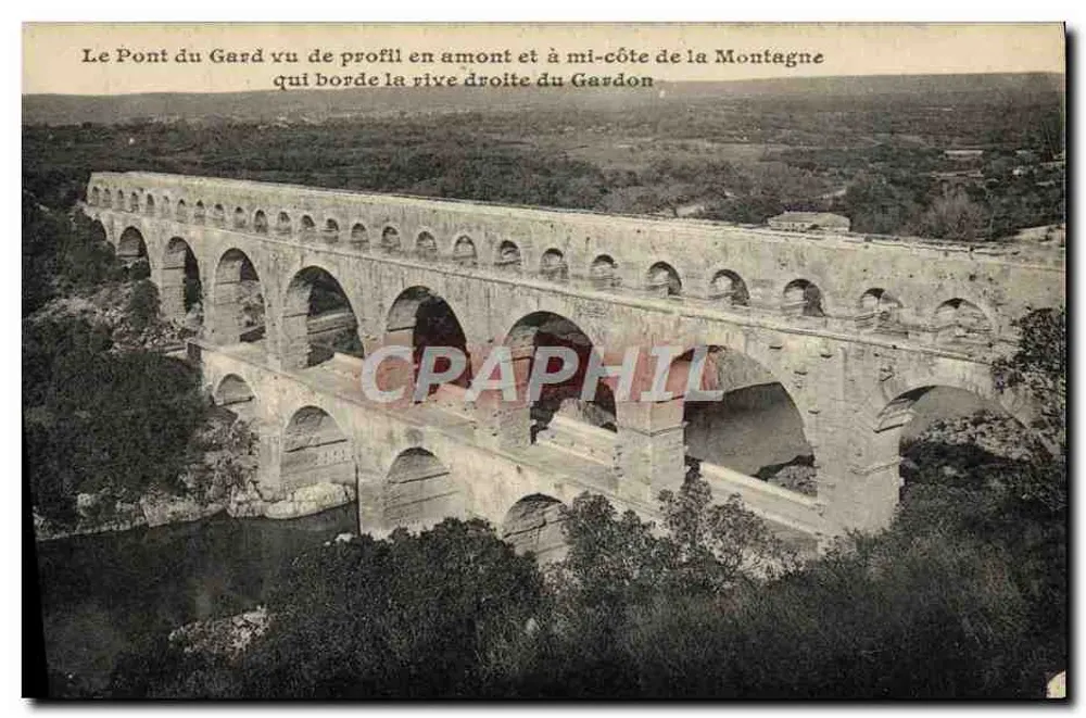 O Pont du Gard visto de frente a montante e a meio da encosta da Montanha que limita a margem direita do Gardon - Frente