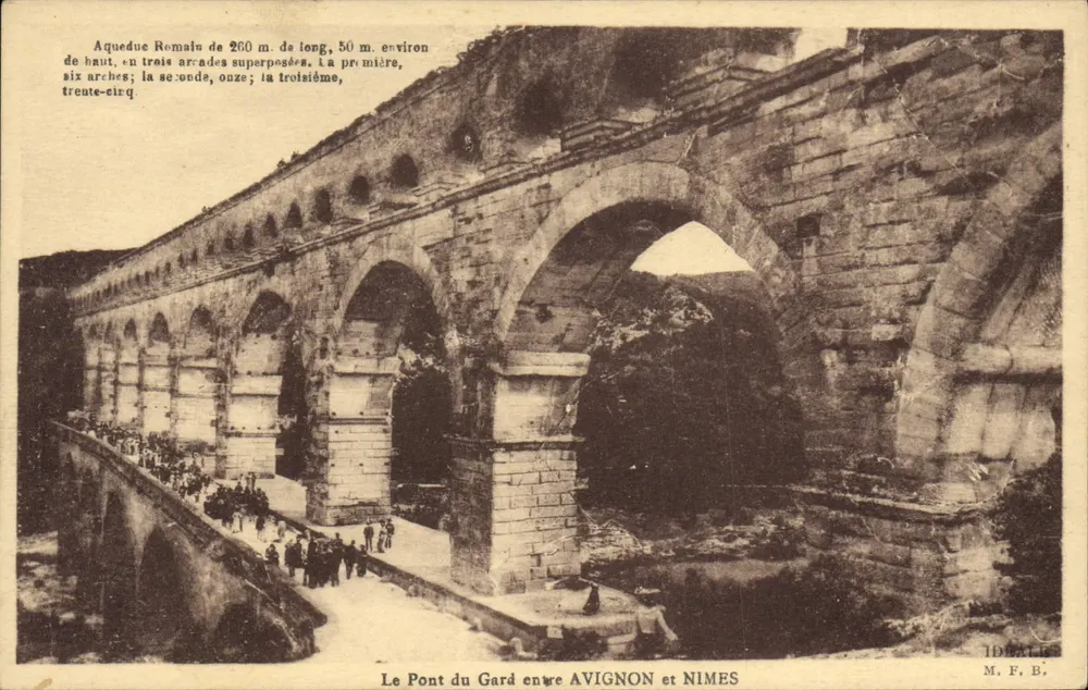 O Ponte du Gard entre AVIGNON e NIMES — Aqueduto romano de 260 m de comprimento, 50 m aproximadamente de altura, em três arcadas superpostas — Edição artística IDÉALE, M. F. B. - Frente