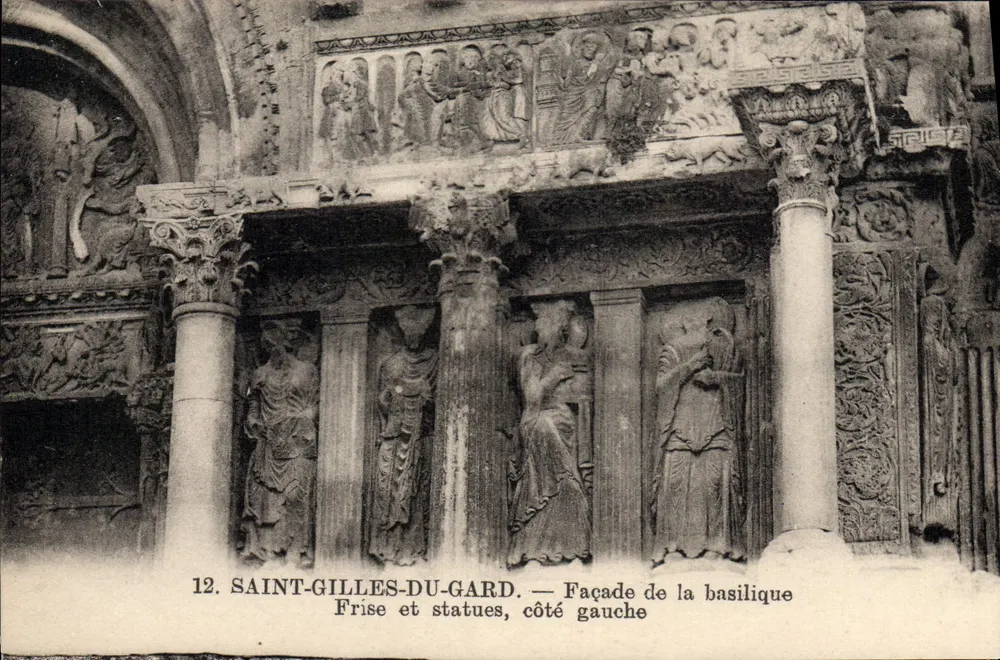 Saint-Gilles-du-Gard — Fassade der Basilika, Fries und Statuen, linke Seite — n°12 - Vorderseite