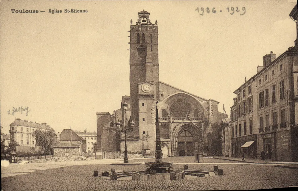 Toulouse — Igreja de São Etienne — Editor dos Lojas Au Capitole - Frente
