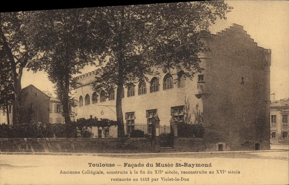 Toulouse — Fassade des Museums St-Raymond — Ehemalige Kollegiate, gebaut Ende des 12. Jahrhunderts, im 16. Jahrhundert wiederaufgebaut, 1852 restauriert von Viollet-le-Duc - Vorderseite
